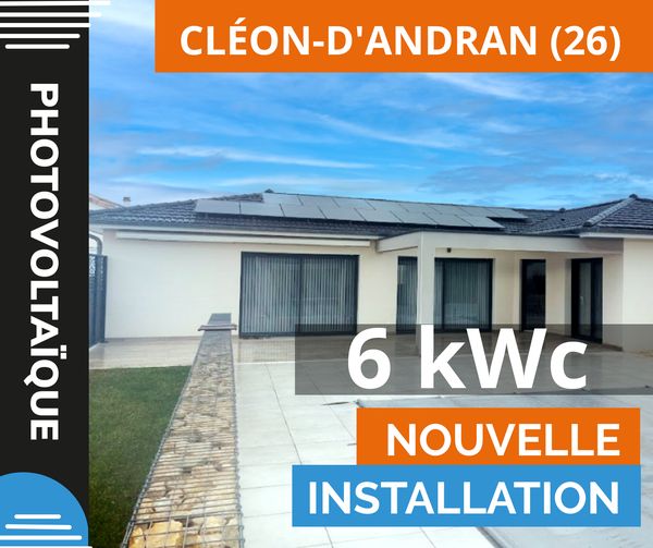 Panneaux solaires installés sur le toit d'une maison à Cléon d'Andran, France. Cette maison présente un style moderne avec des tuiles grises foncées et des murs en crépi clair.