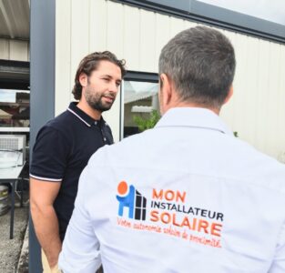 Un technicien de chez Mon Installateur Solaire échange sur le photovoltaïque à Romans Sur Isère